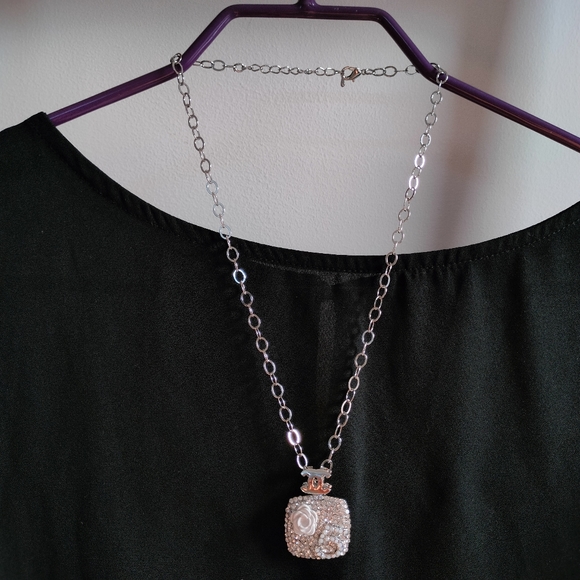 Elegant Cubic Zirconia White Flower Necklace - Picture 6 of 17